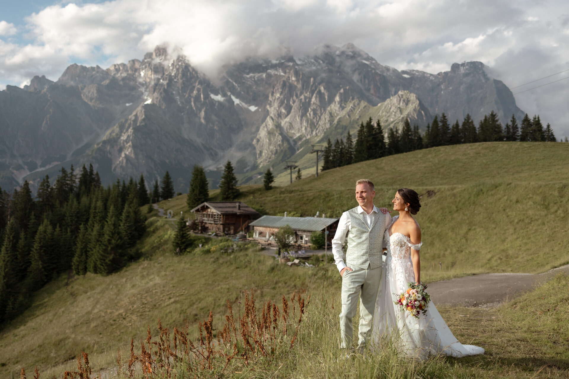Brautpaar vor Bergkulisse in den Alpen