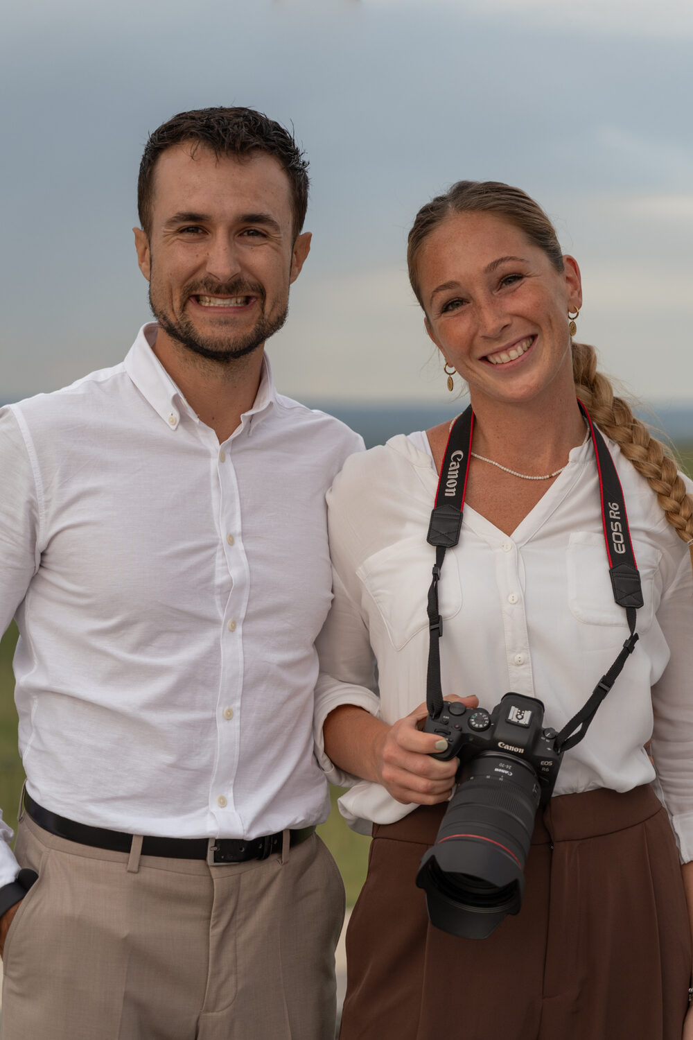 Alex und Mona – Herzensteam, Mona mit ihrer Canon-Kamera