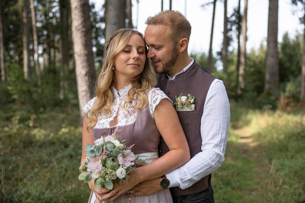 Brautpaar in Tracht im Wald