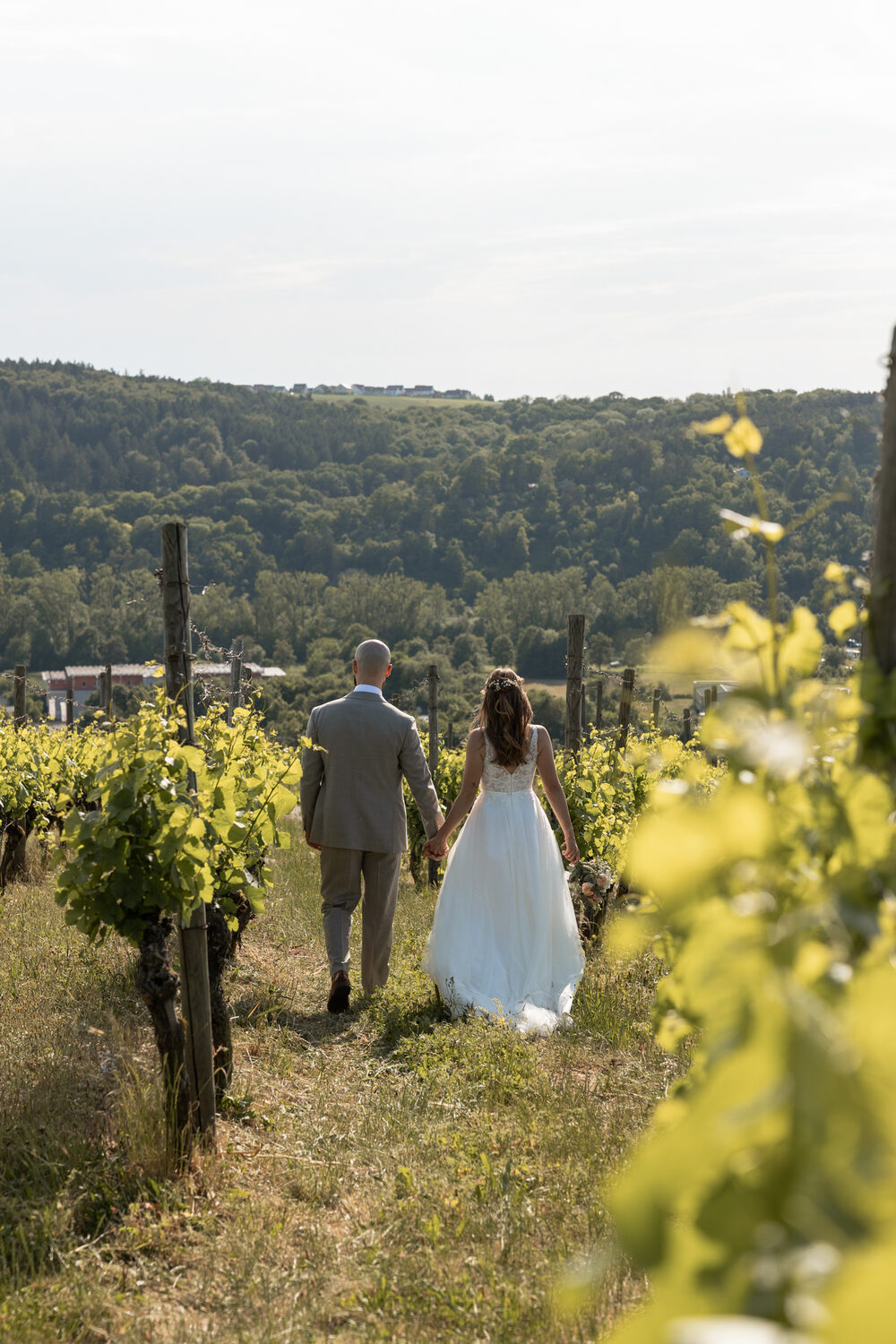 Brautpaar Hand in Hand im Weinberg